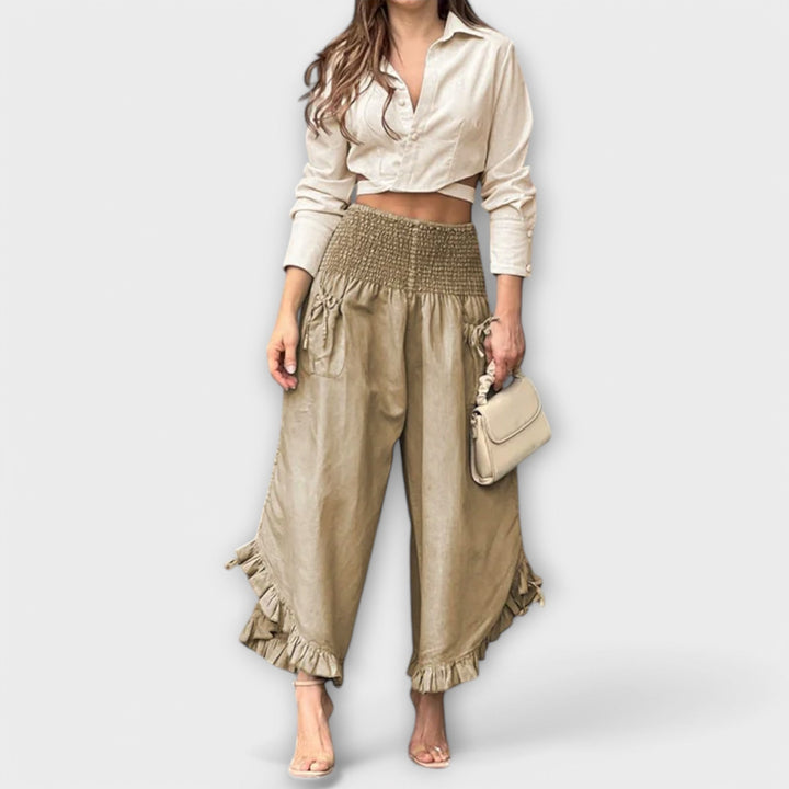 Loose linen trousers with fashionable pleats